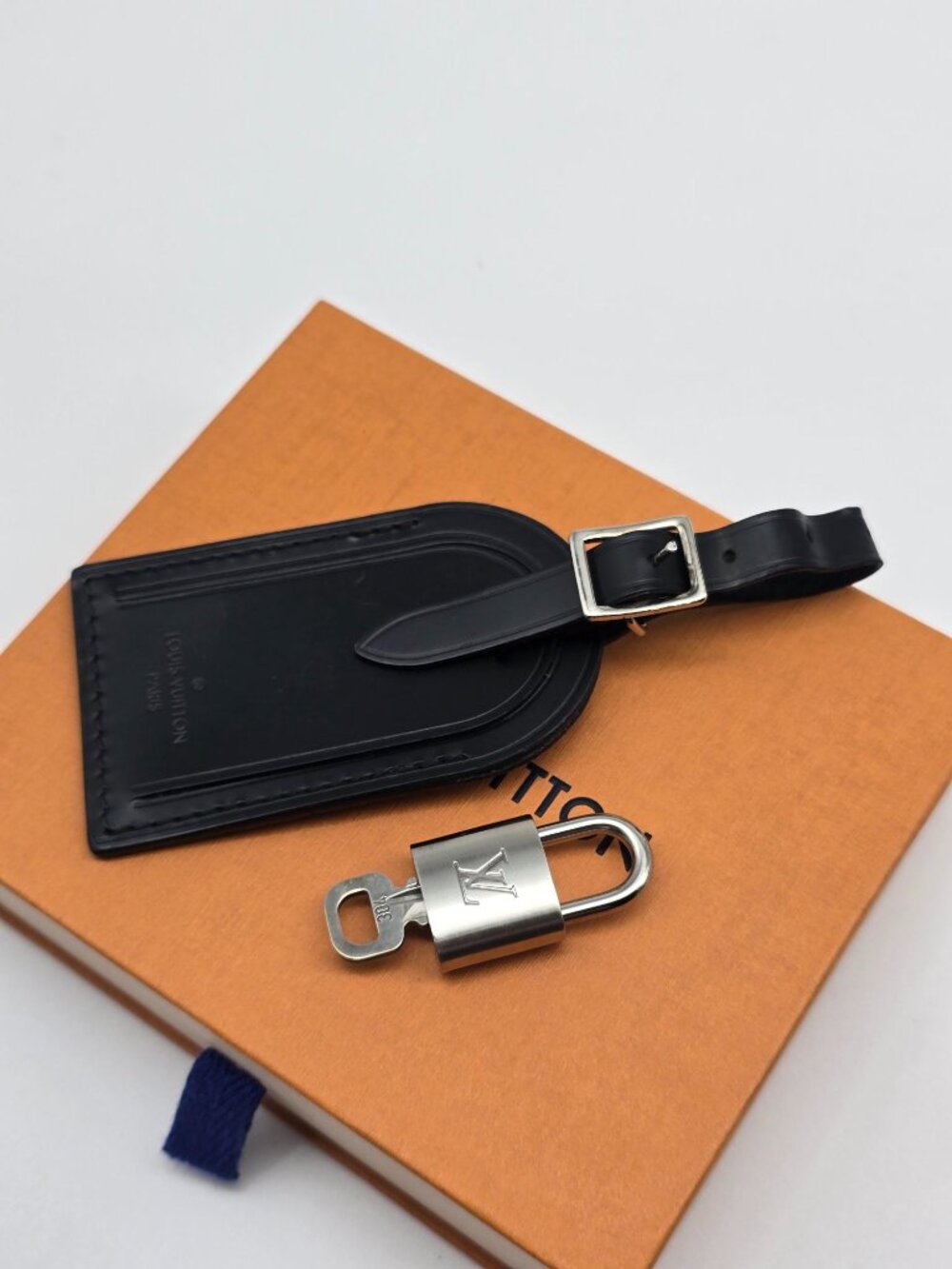 Authentic Louis Vuitton Black Luggage Tag Silver LV Padlock Key & Box - Picture 13 of 14